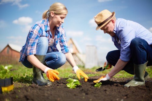 Safety briefing and on-site risk discussion among gardeners